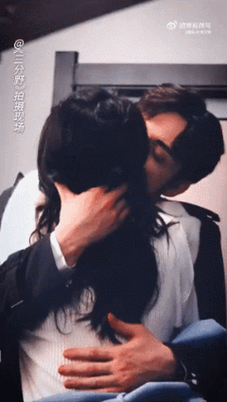 张彬彬吻戏(张彬彬吻戏怎么老啃嘴唇)