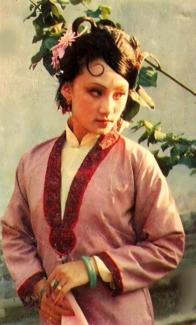红楼梦贾母扮演者_红楼梦贾母扮演者李婷追悼会