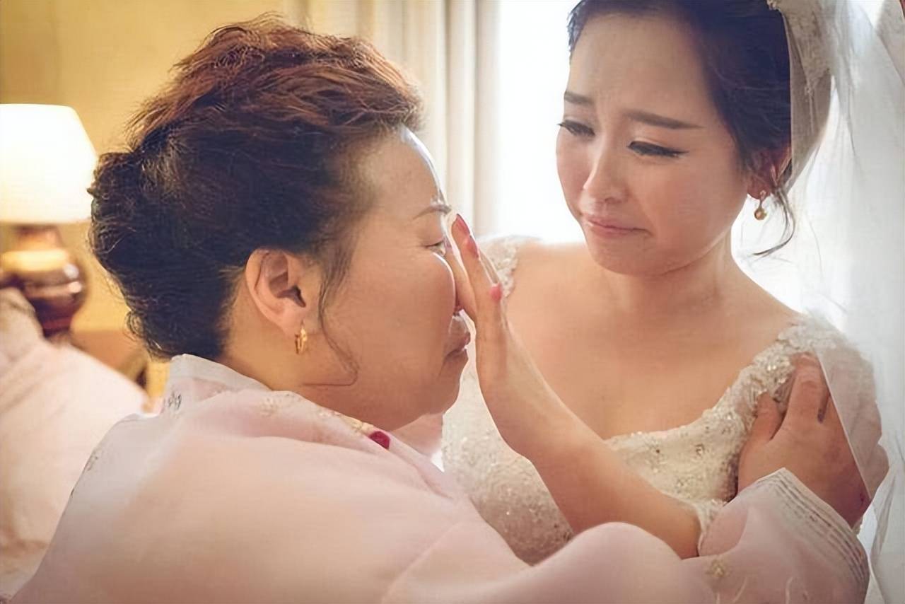 大婚当日，女婿哭着求原谅_结婚时丈母娘告诉女婿一句话后,女婿立马崩溃说不结了