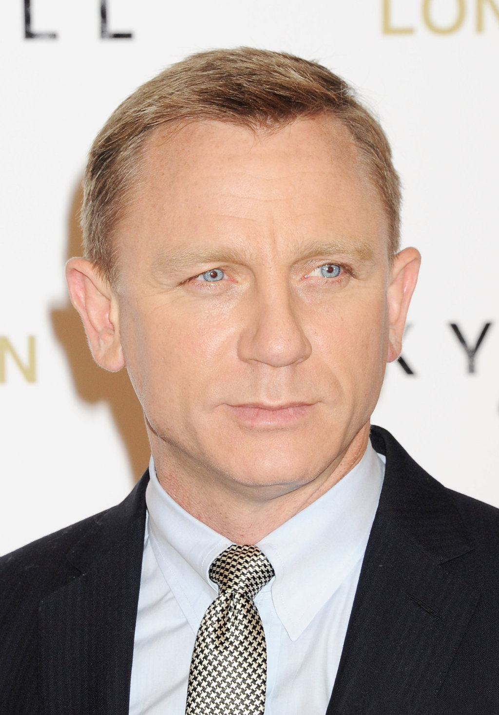 007扮演者_斯旺医生007扮演者