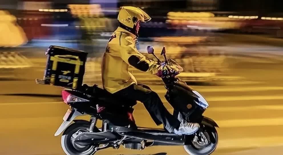 超时被雷劈！外卖小哥杀疯了_外卖小哥迟到3分钟被撞死后续