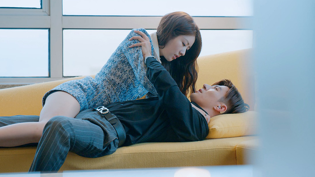 男女床吻戏(父子截取的一段视频)